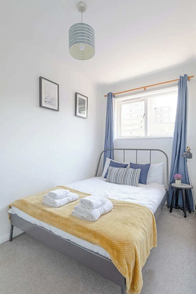 Lovely 4 Bed House w Garden, 1 Stop to Waterloo