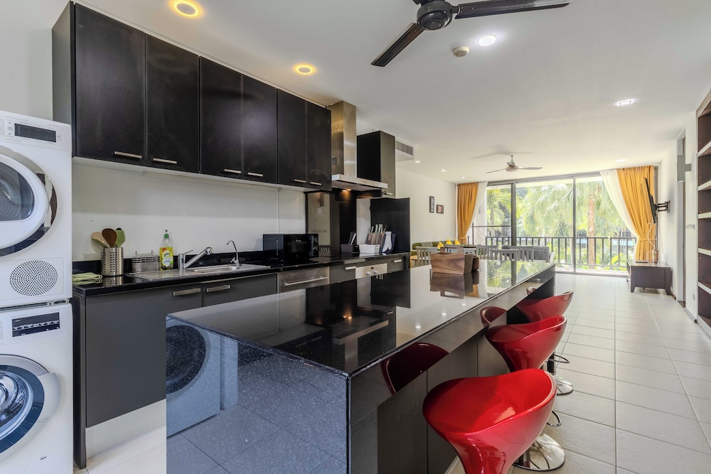 2BR Pool View Short Walk to Beach C254