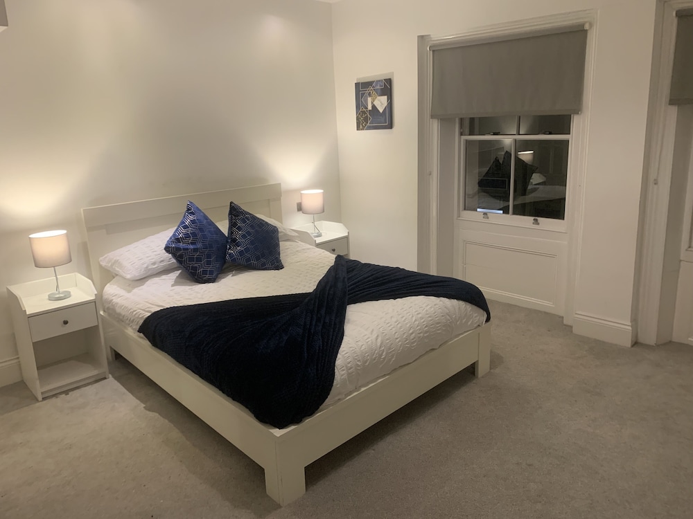 Hull Spacious Apartment 9 view 2