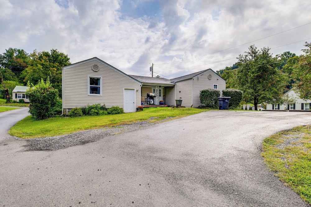 Cozy Home w/ Spacious Yard: 2 Mi to Dtwn Bristol