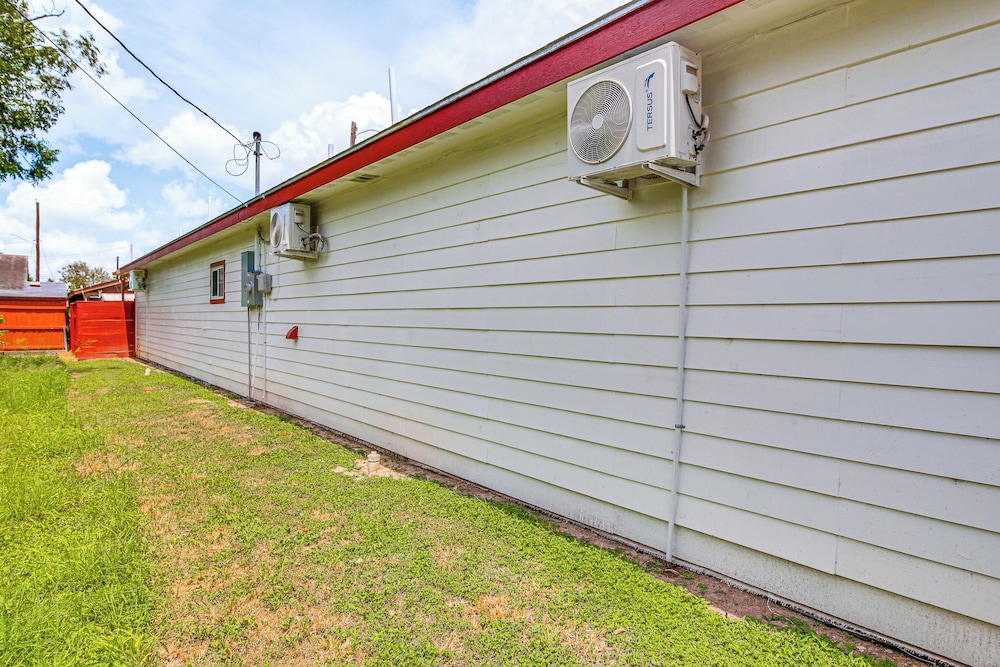 2 Mi to Family Attractions: Brownsville Cottage!
