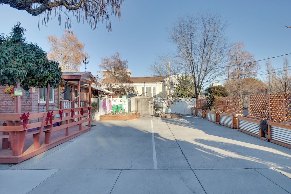 Close to Midtown! Cozy Reno 'river Cottage'