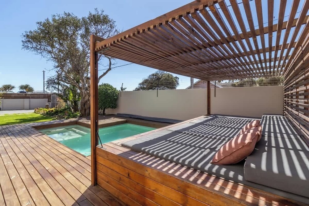 Flamingo Villa at Beach - Pool - Luxury - Solar Back Up