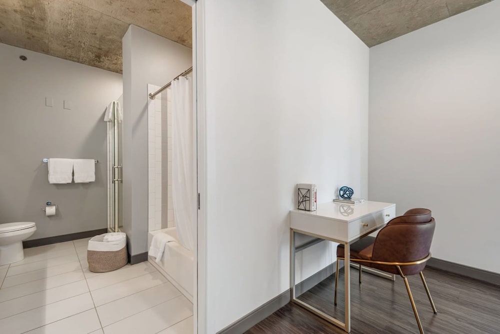Group Home 3 Luxe Apts Spacious Central