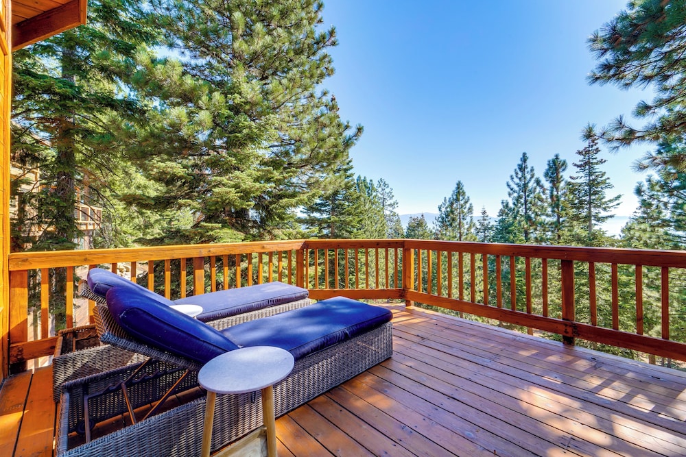 6 Mi to Ski Slopes! Family Tahoe Cabin w/ 3 Decks