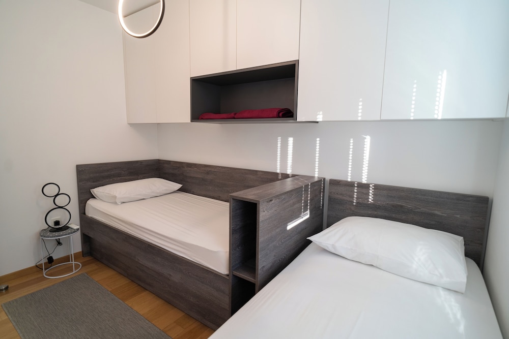 Apartment Wing 77