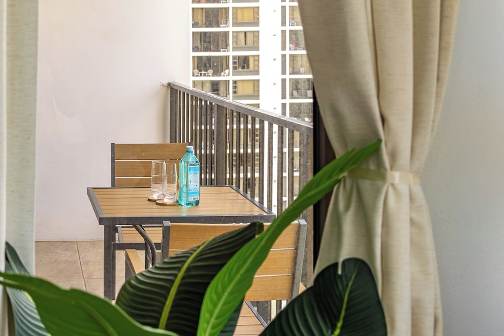 Waikiki Banyan Condo w/ King Bed & Parking, Near Beach