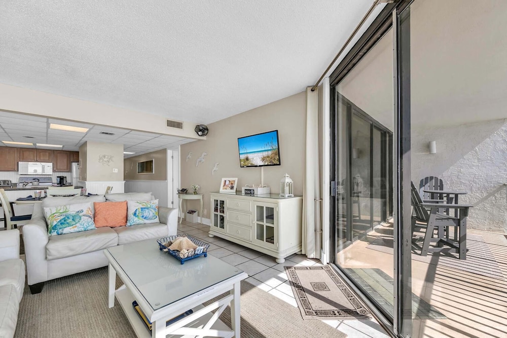 Leeward 403 at Edgewater