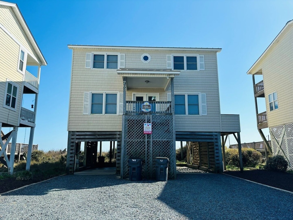 Great Place 5 Bedroom Home by RedAwning