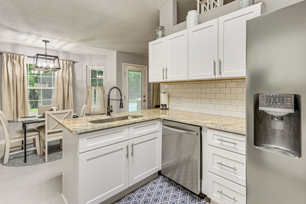 1 Mi to Zoo: 'rustic Bungalow' Gem in Gulf Breeze!