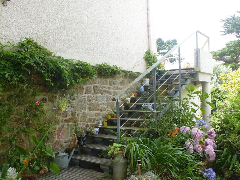 Holiday Flat With sea and Garden View, Just 400m From the Beach in Port-blanc