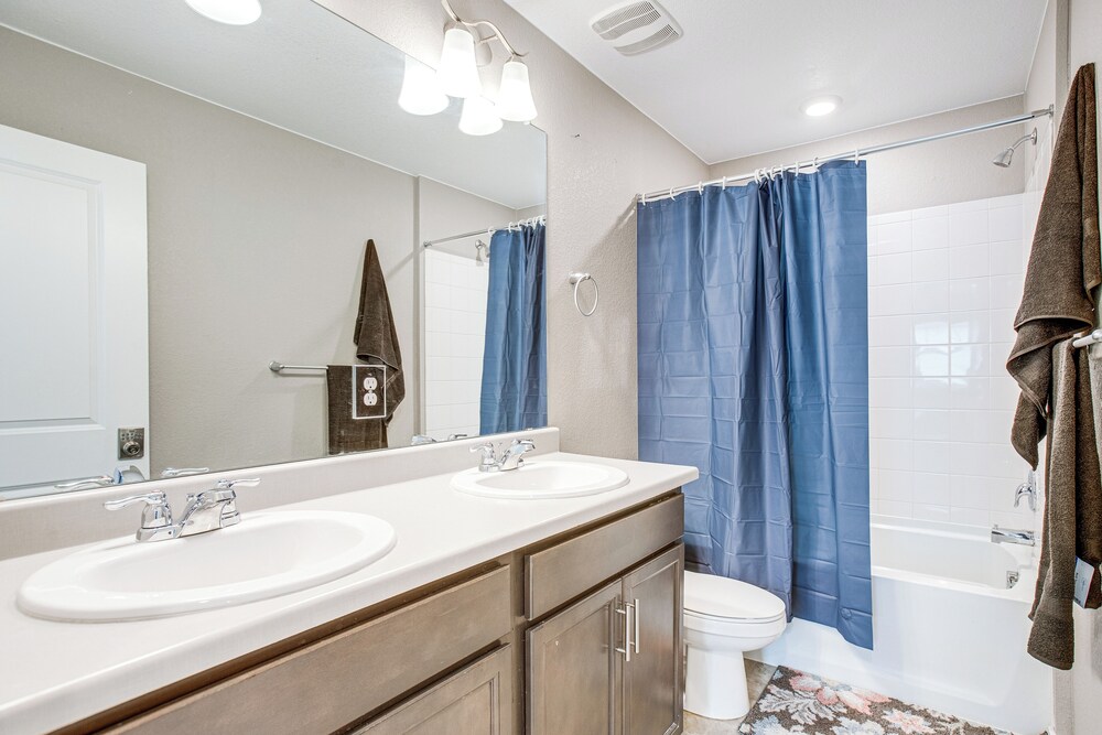 Perfect for Families! Quiet Aurora Home