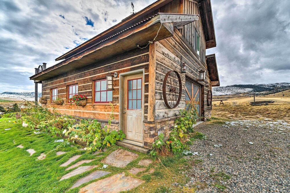 Ennis Vacations - 'dreamswest' Ennis Studio w/ Deck  Stunning Views - Property Image 5
