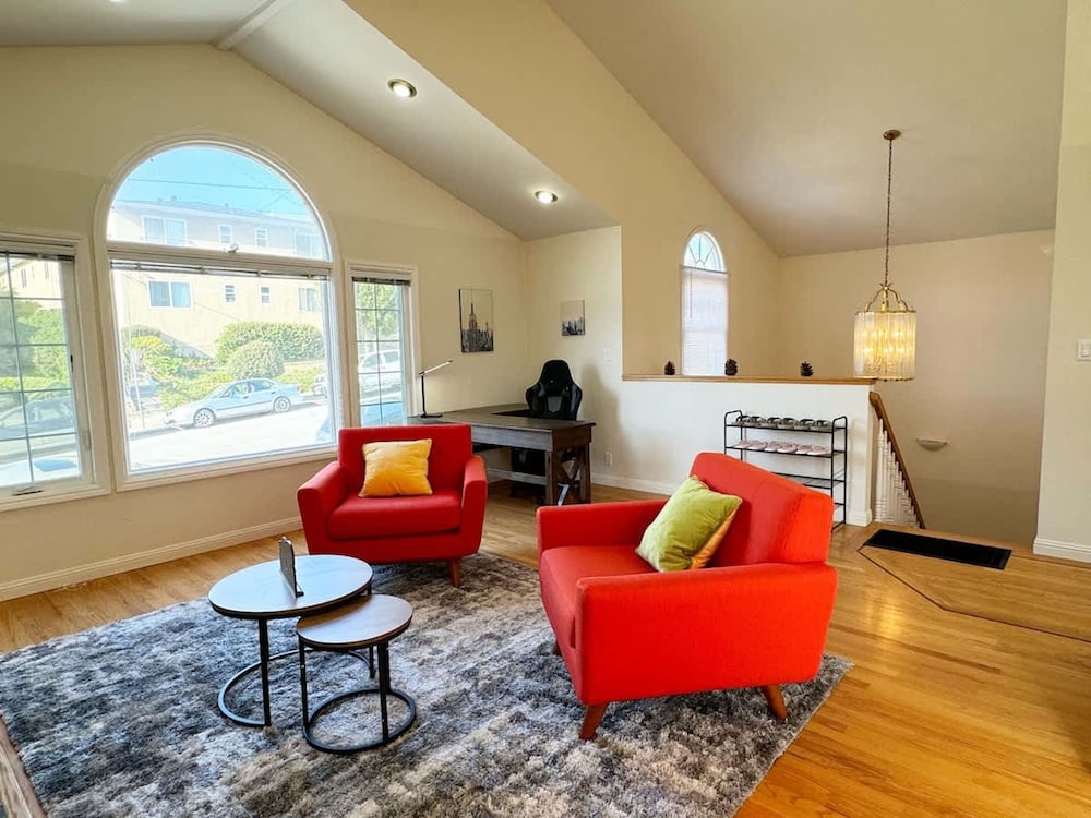 South SF Spacious Entire Unit With 3brs 3bth on 2F