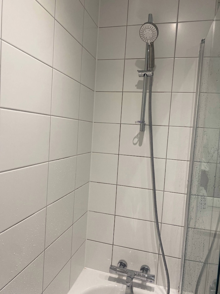 Lakeside - Central Apartment - Free Parking - Cinema Room