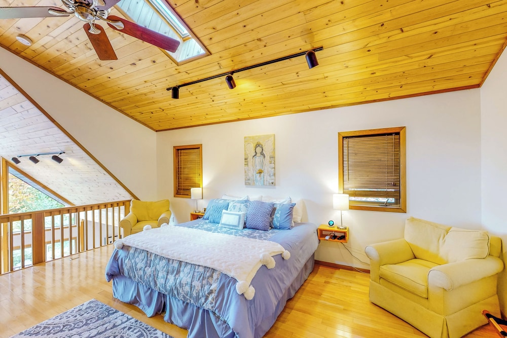 3BR Home w/ Private Hot Tub, Kayaks & Lake Views