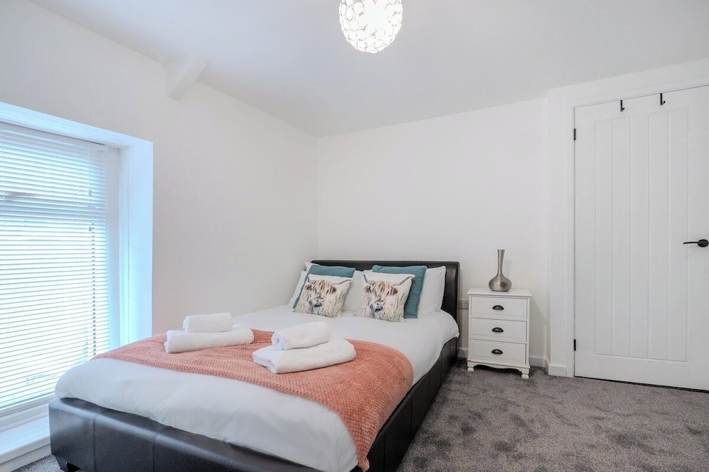 Stadium View 5-bed Retreat + Parking