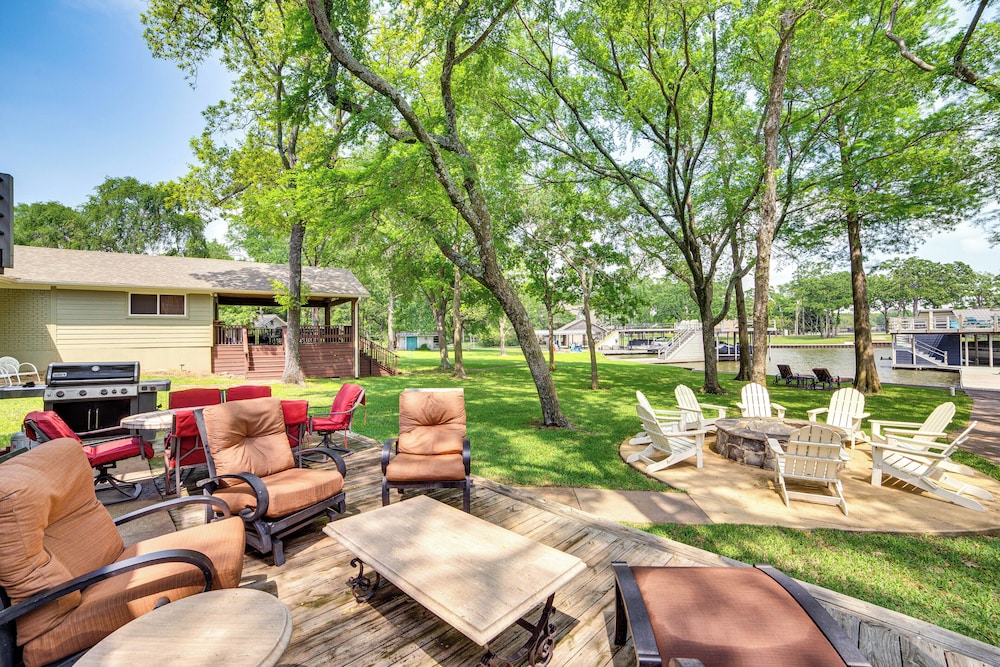 Waterfront Gem on Cedar Creek Lake w/ Deck + Games