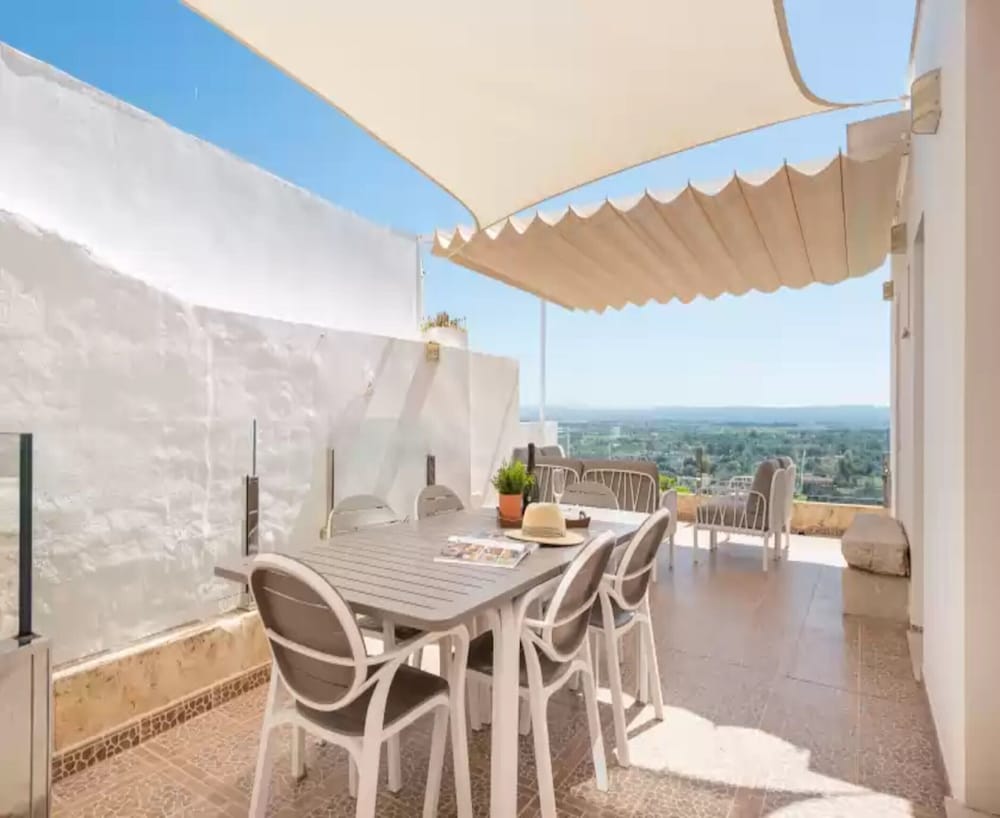 Villa in Buger With Pool & Mountain Views