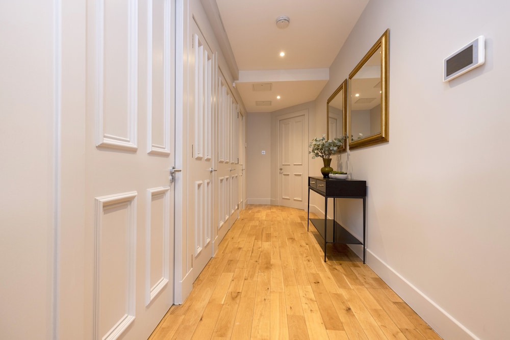 JOIVY 5-star Luxurious George Street Apartment view 3