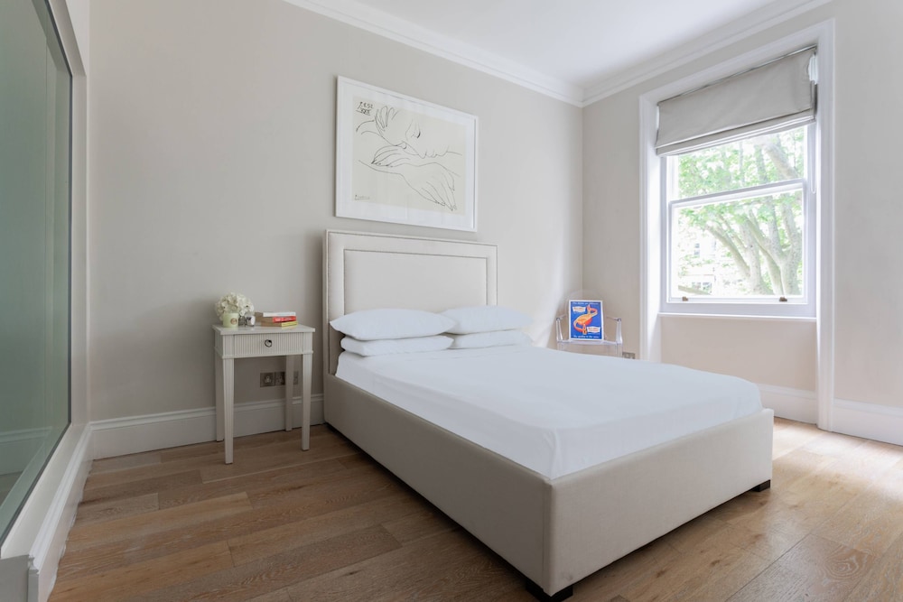 Egerton Gardens IX by Onefinestay