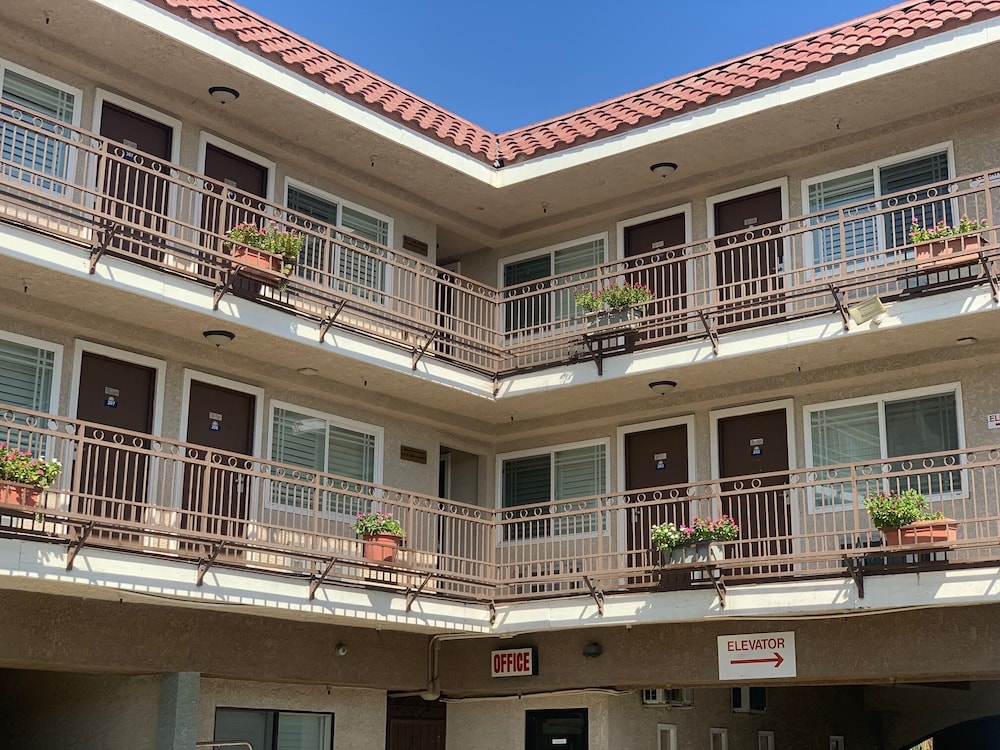 Days Inn by Wyndham Alhambra CA - Property Image 8