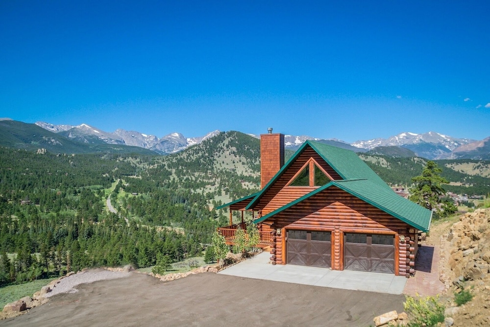 Armstrong Luxury Log Vacation  At Windcliff 4 Bedroom Home by RedAwning