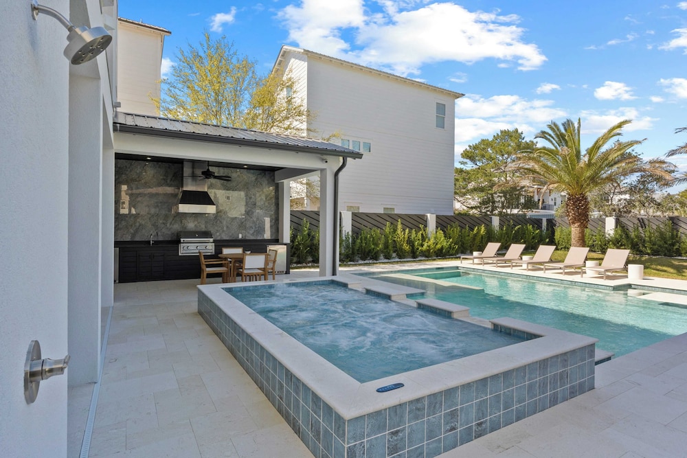 30A Salt & Solace Pool, Golf Cart, Hot Tub + Outdoor Kitchen