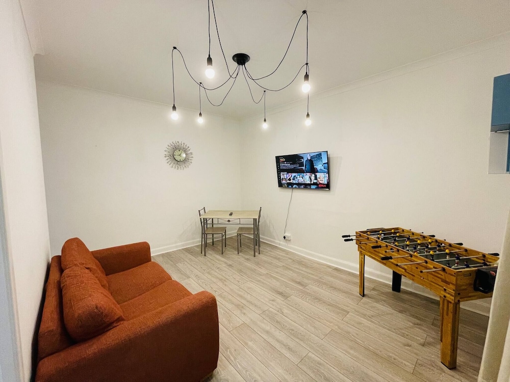 1 Bedroom Pet Friendly Apt Wd Free Wifi, Parking, Netflix & Pool Table. Sleeps 3