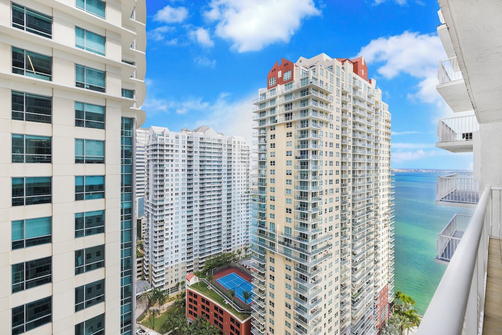 Sky High 31st Floor Condo W Parking