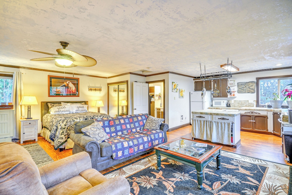 4 Mi to Sandy River Access: Studio w/ Mtn Views!