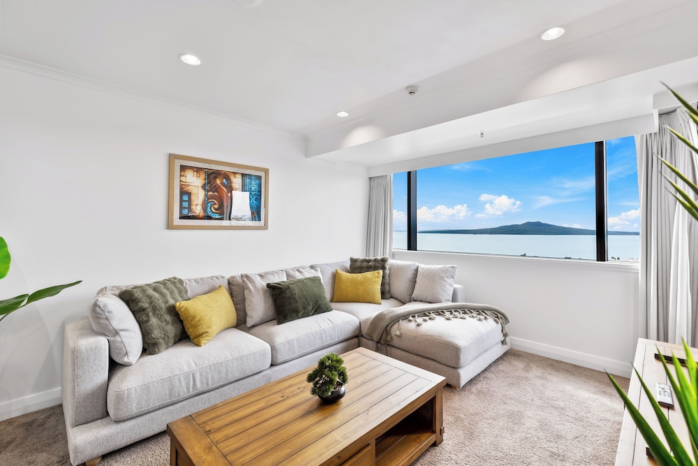 Modern 1BR w Pool/Gym Steps to Beach: Zodiak Stays