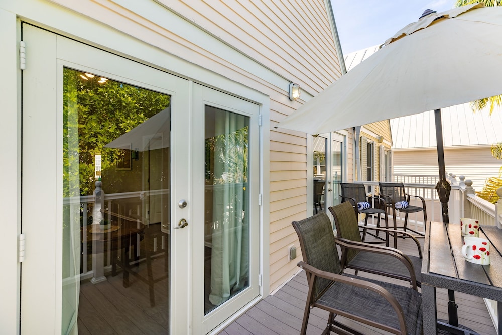 Parrot Perch by Avantstay Old Town Key West w Shared Pool Week Long Stays Only