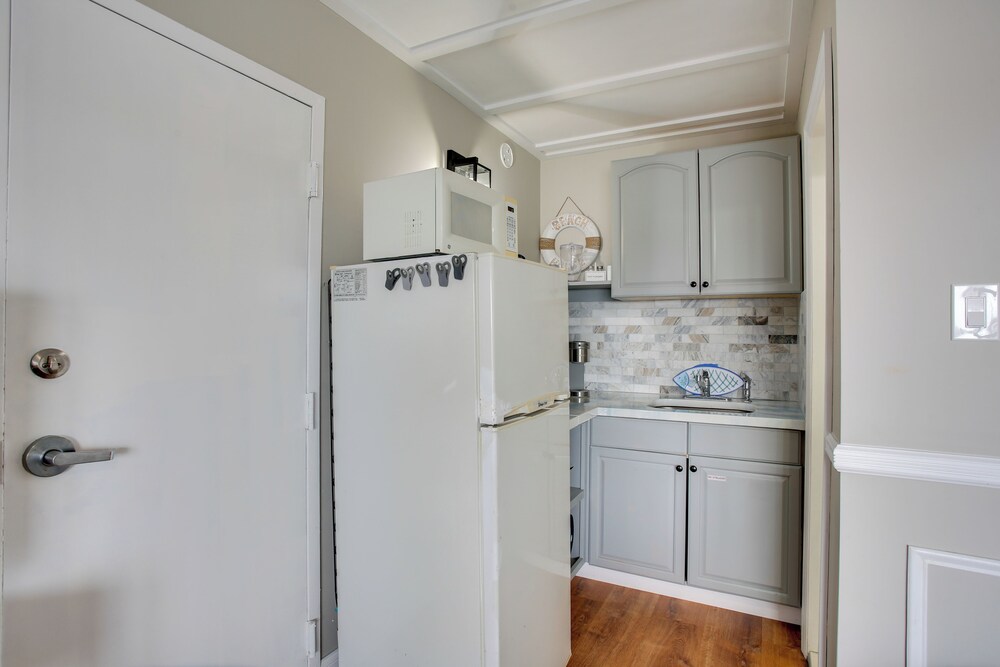 Walk to Shore: Wildwood Crest Studio w/ Pool View!