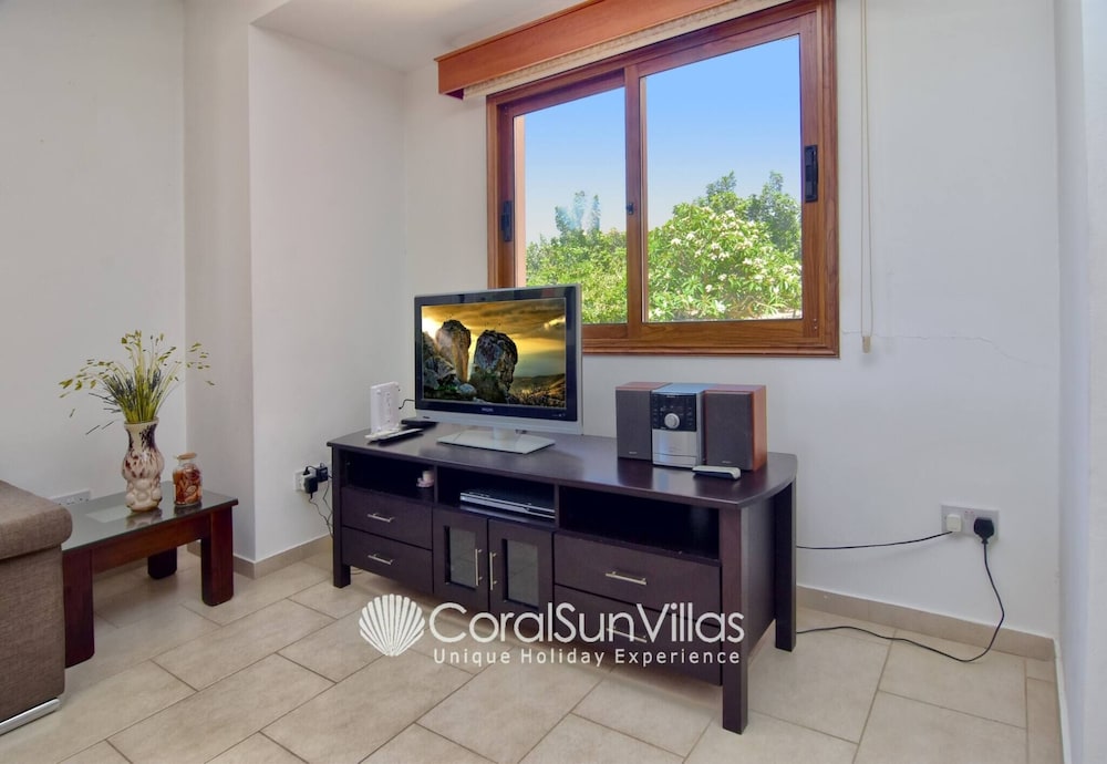 Family Villa Short Walk To Coral Bay Strip 5 Min and Pub, Shops etc
