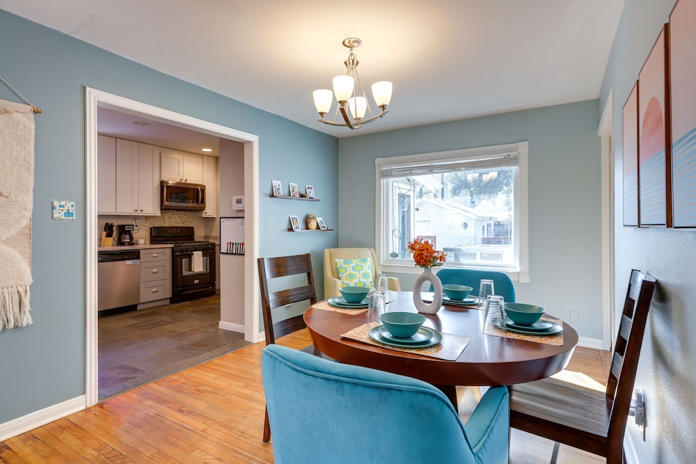 Near Beach & Attractions: Home in Galveston!