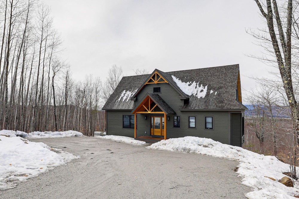 Mountain-view Home in Stoneham w/ Hot Yoga Studio!