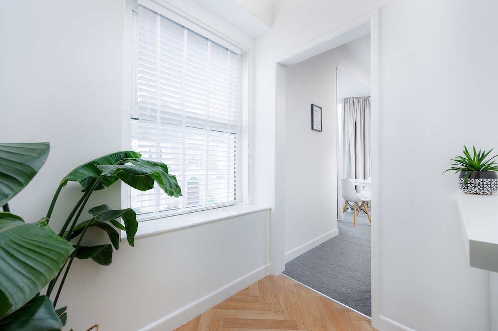 Stunning Central Studio Apartment view 5