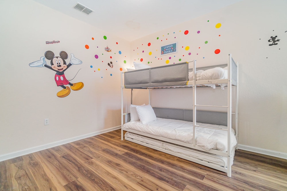 Upstay Modern 3BR Condo Pool Patio Near Disney