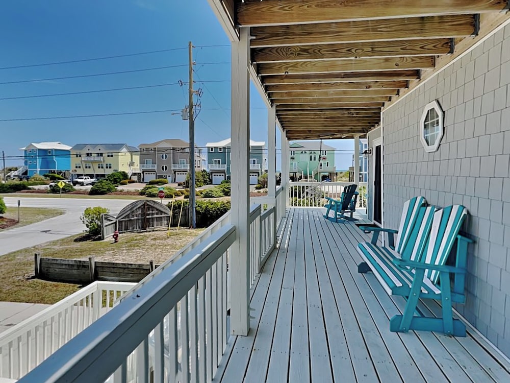 Salty Seahorse by Topsail Realty