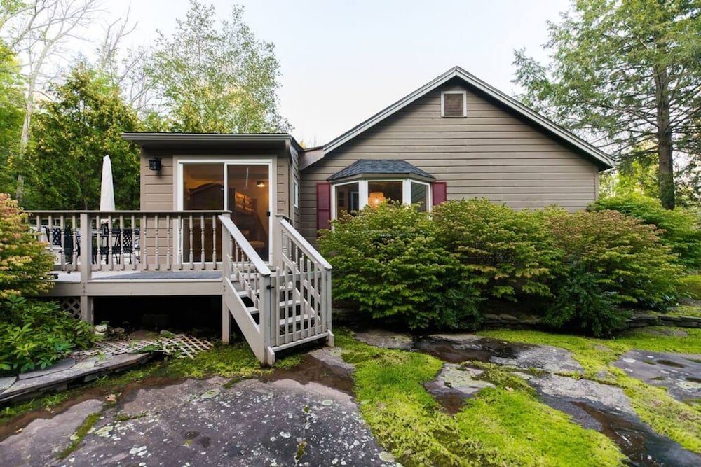 Twin Cabin I - Hot Tub Firepit Hiking Retreat