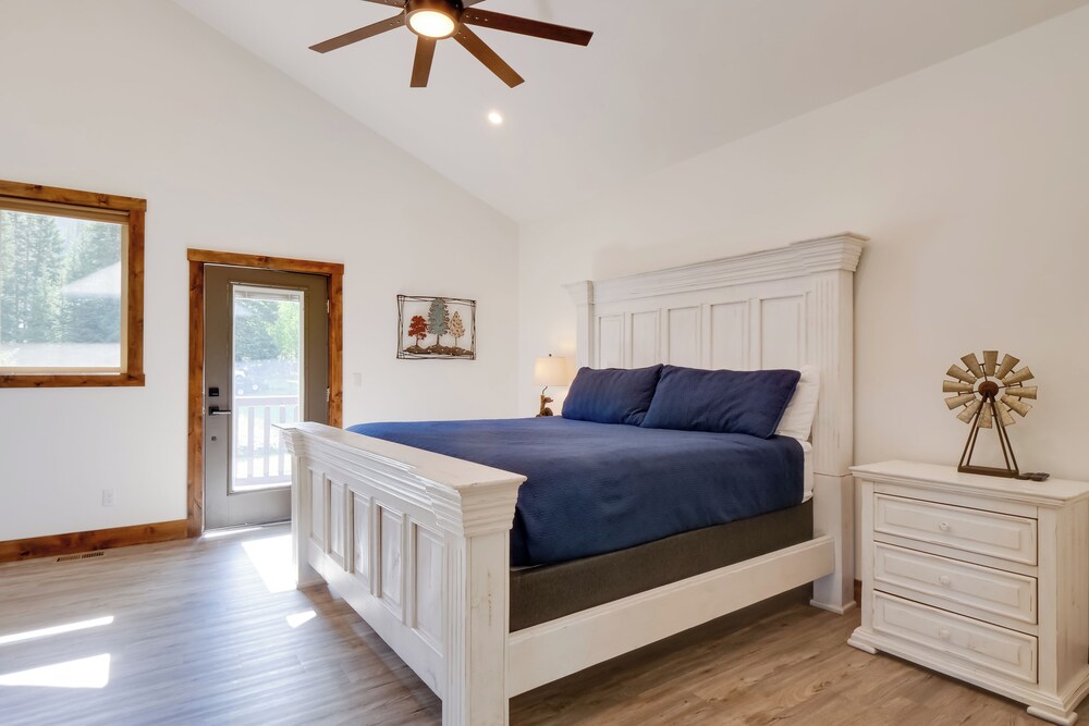 Hot Tub, Pool Table & Fireplaces: Blue River Gem