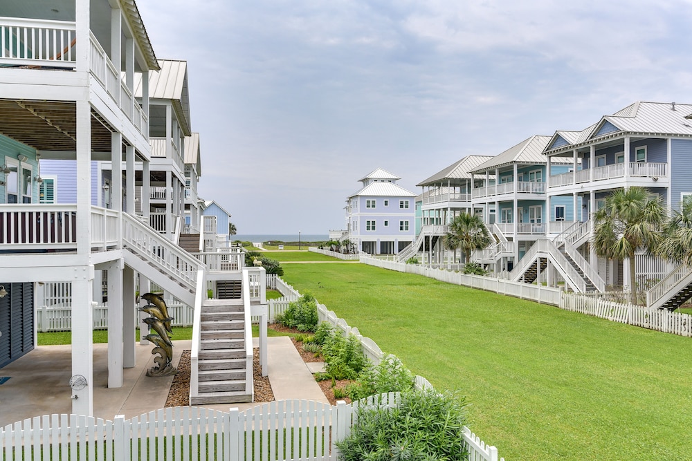 Walk to Ocean: Beach House w/ 2 Decks in Galveston
