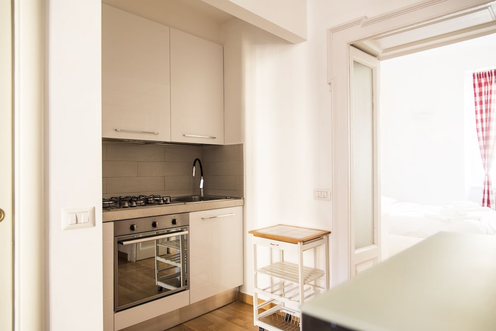 White and Clean Apartment near Metro MM1