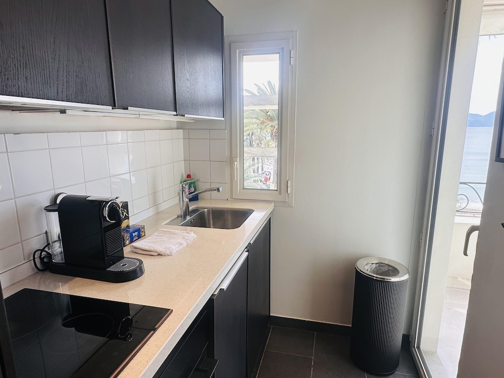 One Bedroom Apartment With a sea View Right by the Croisette Beaches and the Center of Cannes - 2287