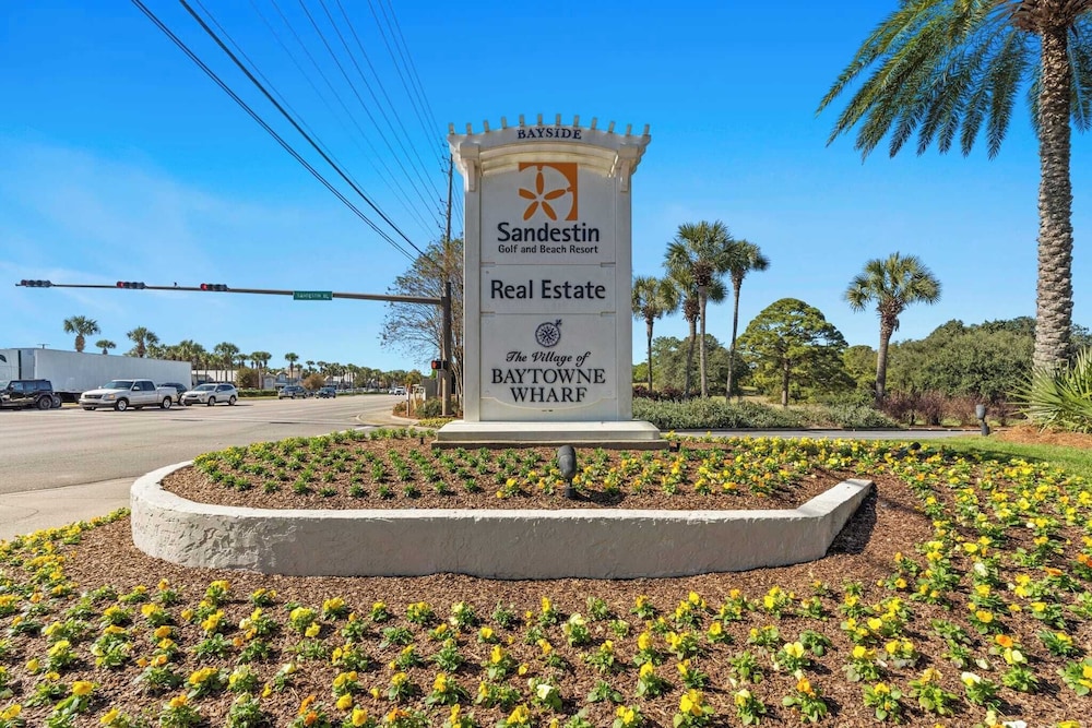 Miramar Beach Studio w/ Pool, Tennis & Walk to Beach Luau Eastern Sky