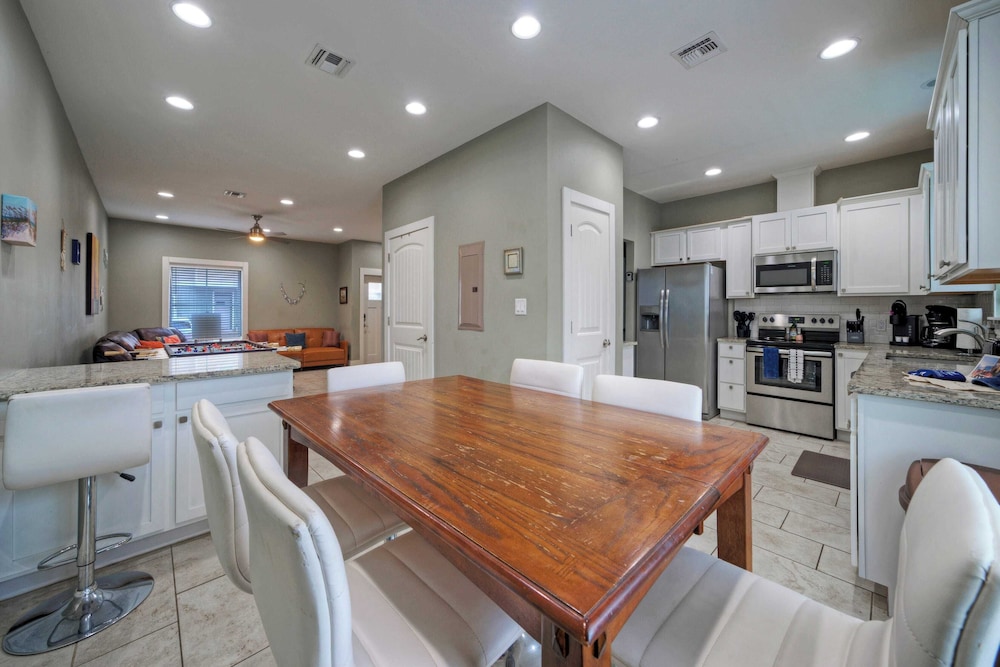 Ridley Retreat Community Pool, Mins to the Beach Corpus Christi + Port A