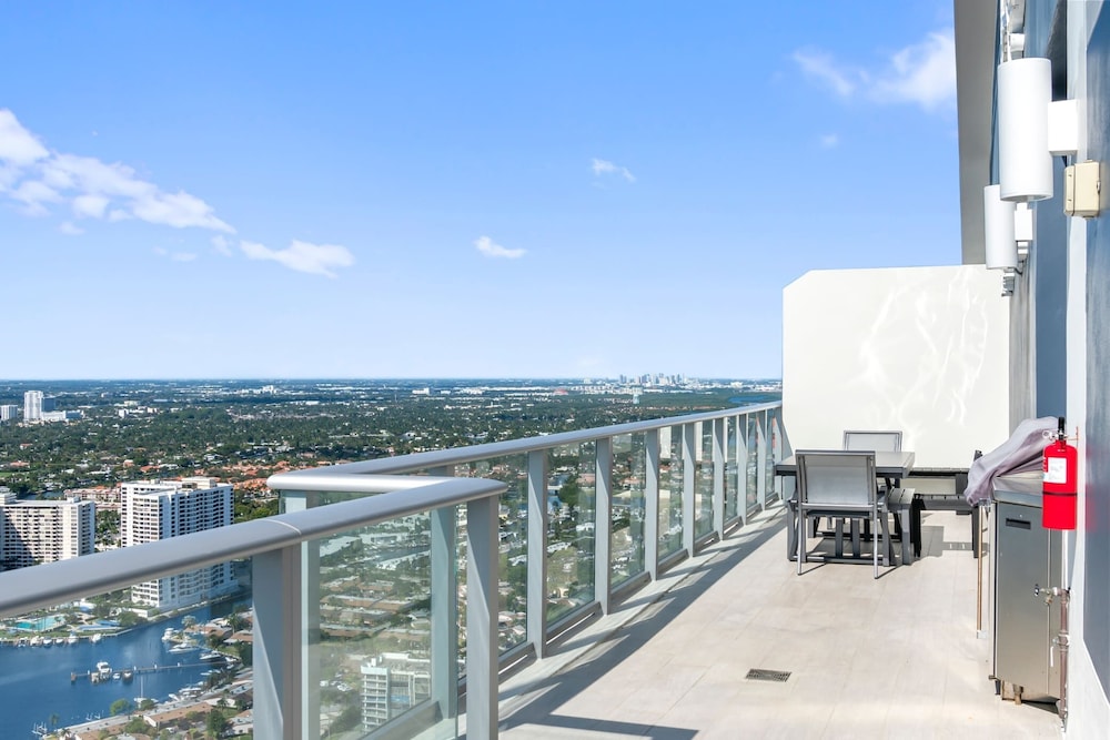 2BR Ocean Penthouse: Private Terrace & Hot Tub
