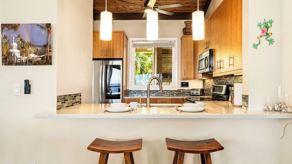 Oceanfront Penthouse With Sunset Views, A/C and Wraparound Lanai! - Vrkcv