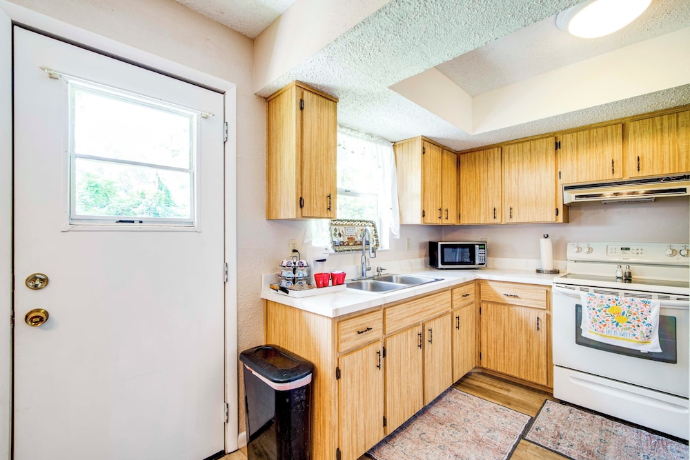 Explore Weeki Wachee Springs: Pet-friendly Home